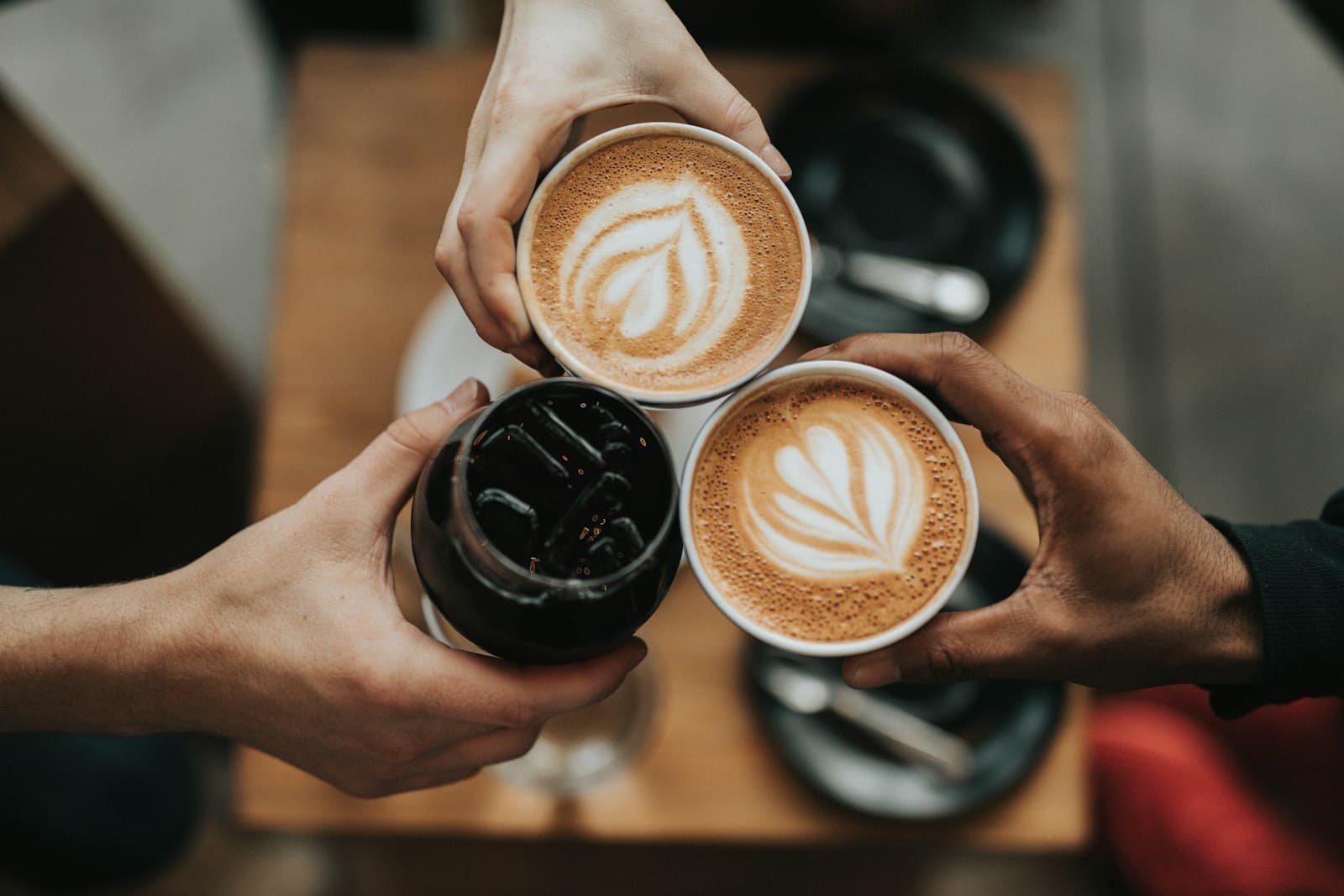 Pessoas compartilhando cafés em uma cafeteria